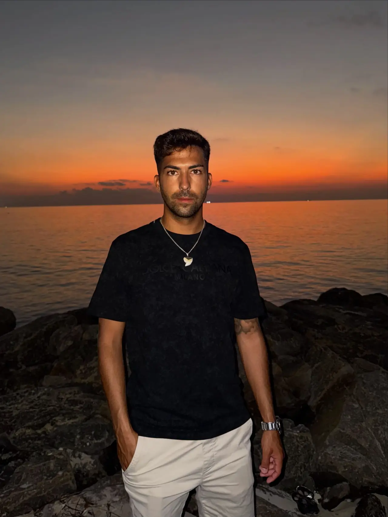 Gerard Galindo, co-fundador de Blue Paradise Experience, al atardecer frente al mar