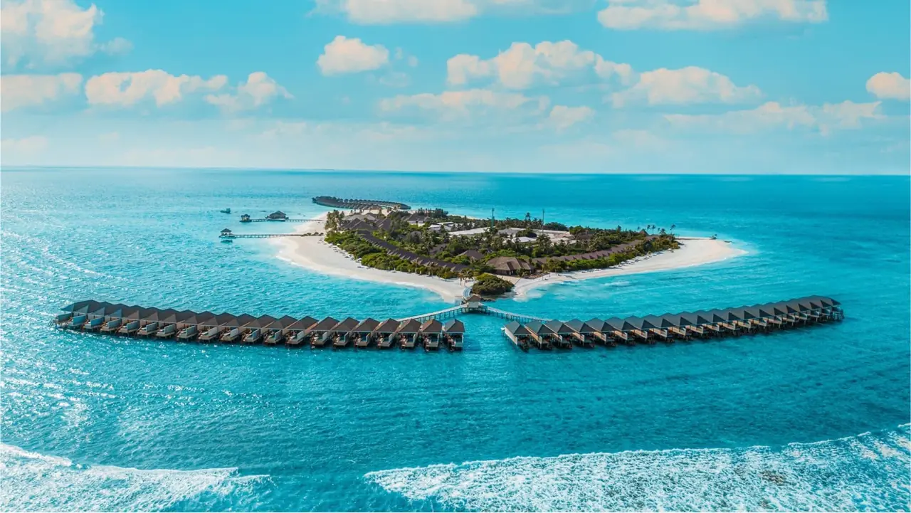 Vista aérea de una isla de Maldivas con villas sobre el agua