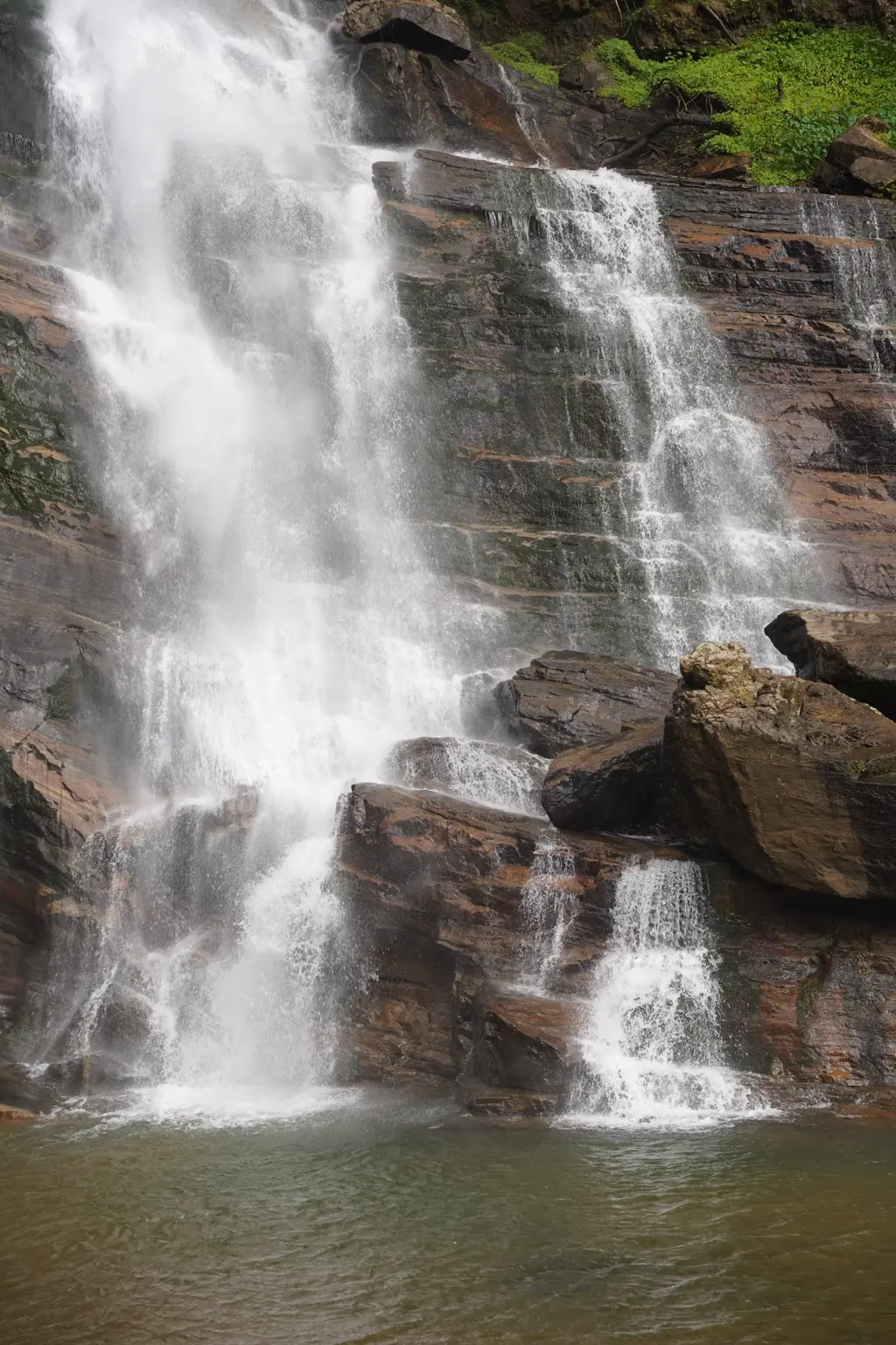 Cascada entre rocas en Sri Lanka