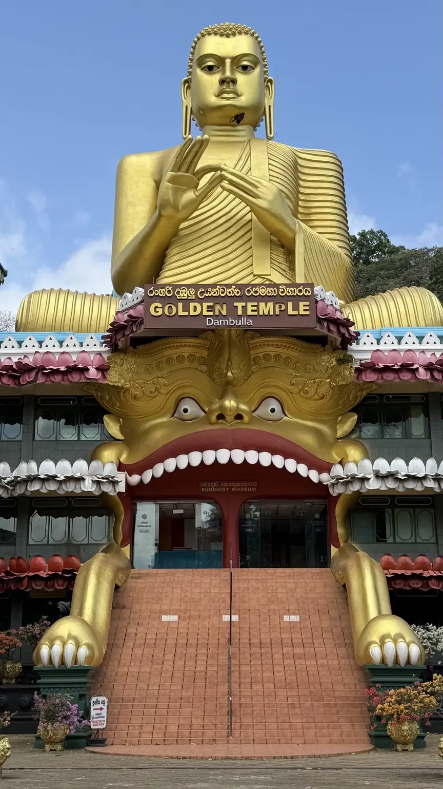 Gran Buda dorado del Templo de Oro de Dambulla