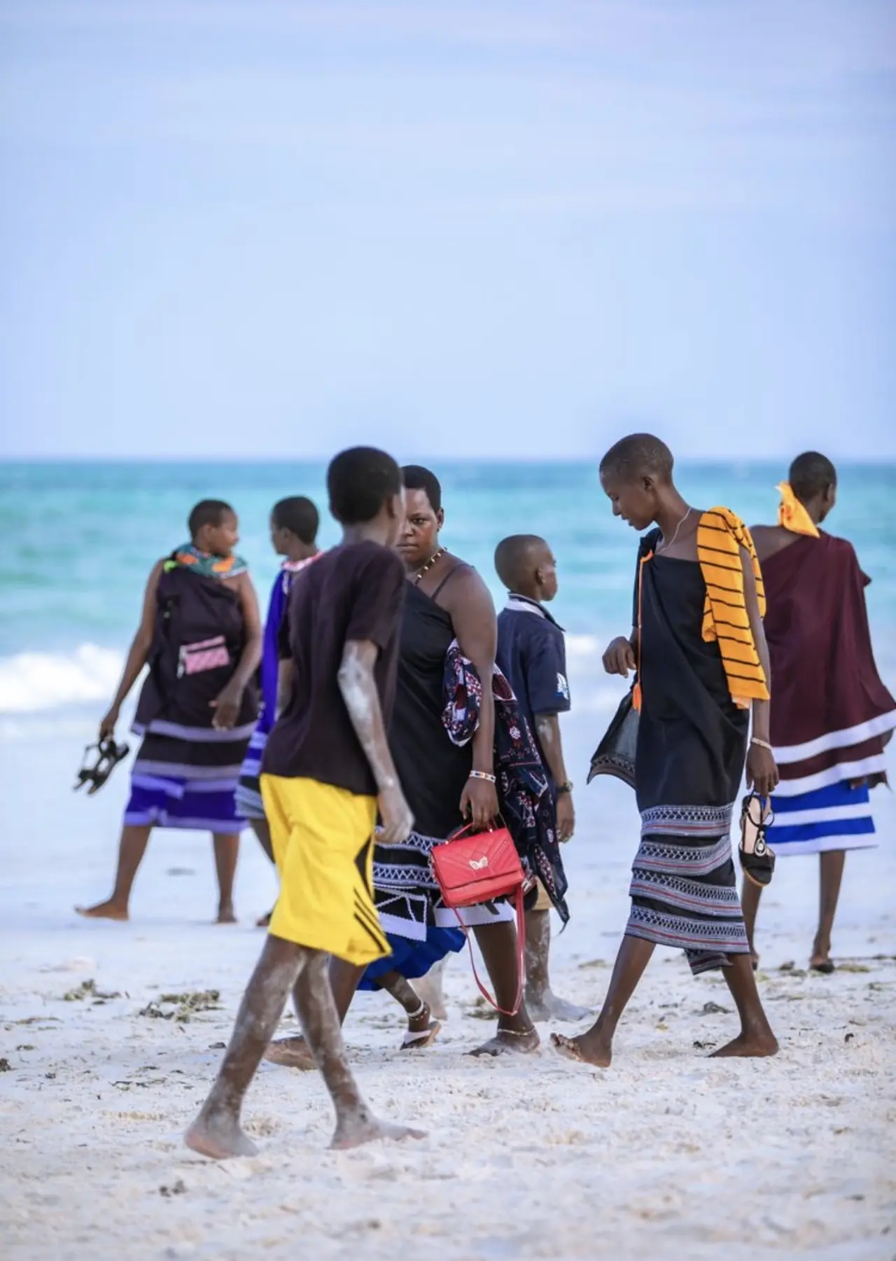 Grupo de masáis caminando por la playa en Zanzíbar