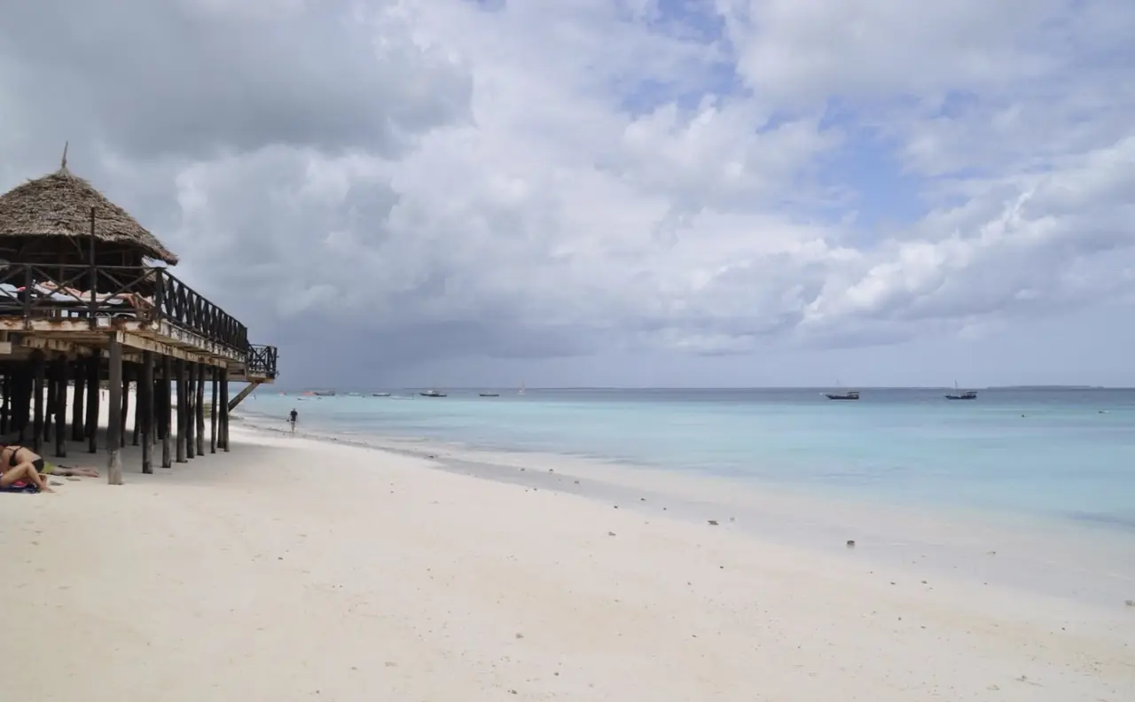 Playa con restaurante sobre pilotes en Zanzíbar